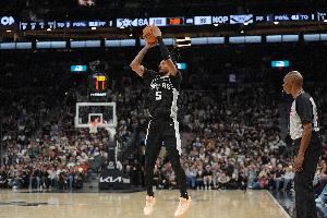 组织稳健!卡斯尔送出11次助攻&连续两场助攻上双 另有19分5板3断